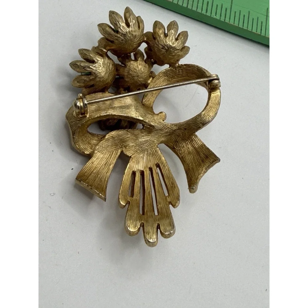 Vintage Gold Tone Flower‎ Brooch With Jade Colored Stamens Mcm